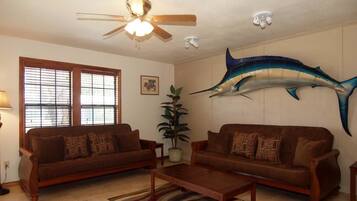 Condo, 2 Bedrooms | Ruang tamu | Pemain DVD