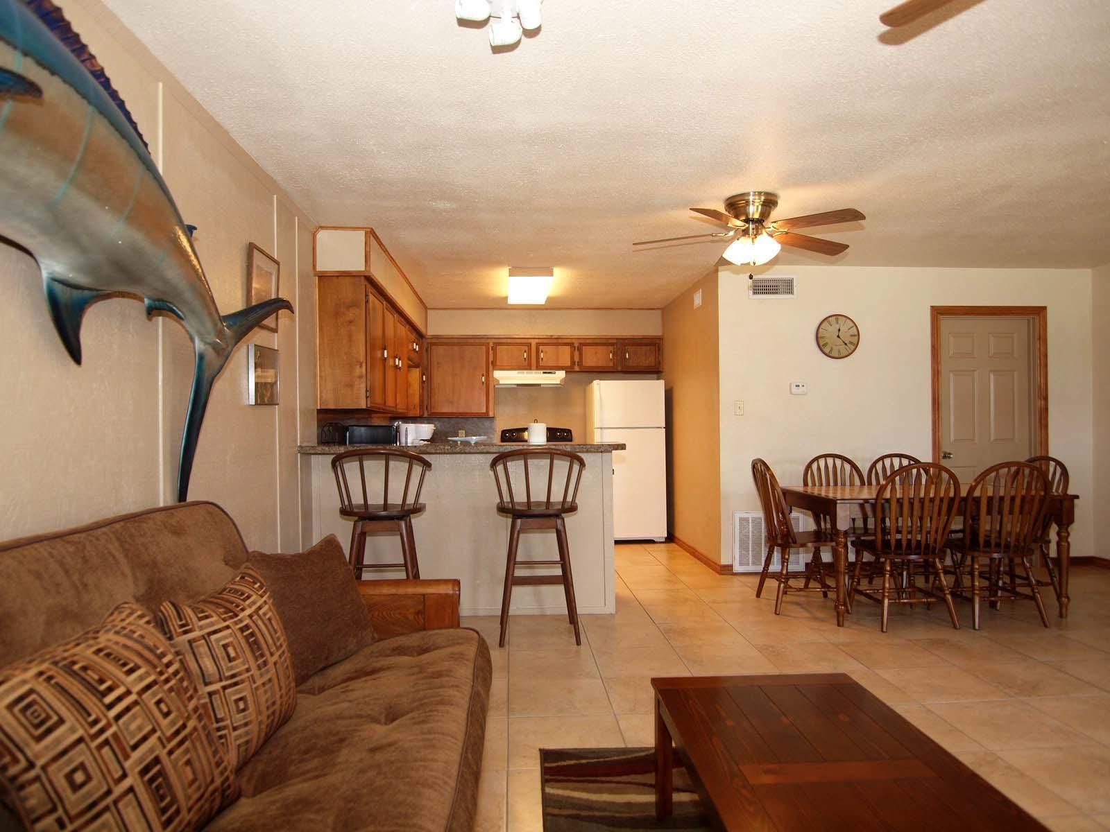 Condo, 2 Bedrooms | Ruang tamu | Pemain DVD 