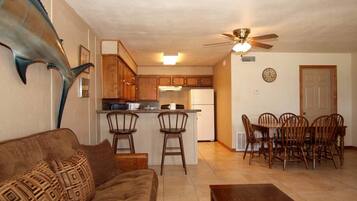 Condo, 2 Bedrooms | Ruang tamu | Pemain DVD