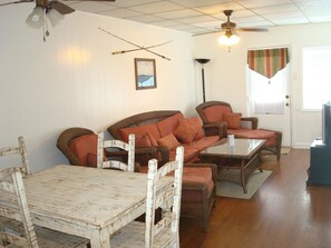 Appartement, 1 slaapkamer | Woonruimte | Een dvd-speler