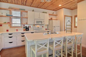 House, 4 Bedrooms | Private kitchen