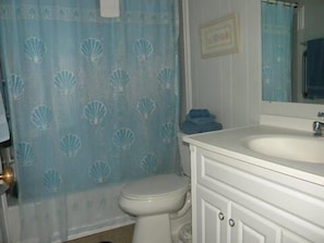 Bañera con ducha, toallas