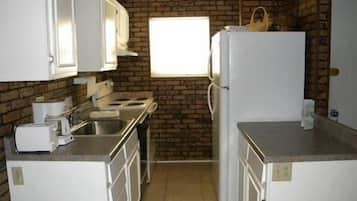 Leilighet, 2 soverom | Eget kjøkken | Kjøleskap, mikrobølgeovn, kokeplater og kaffetrakter/tekoker