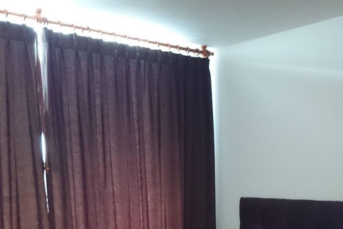 Habitación doble | Ropa de cama de alta calidad, escritorio y cortinas blackout