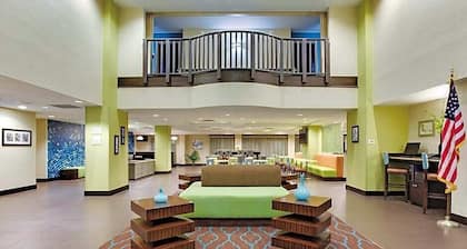 La Quinta Inn & Suites By Wyndham Tampa North I-75