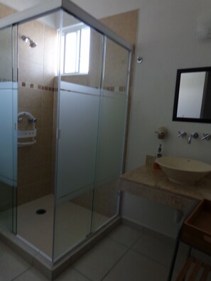 Casa Deluxe, 3 habitaciones, vista al jardín, en esquina | Baño | Regadera y toallas