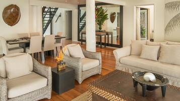 Luxury Villa | Ruang tamu | TV skrin rata, pemain DVD, stesen dok MP3