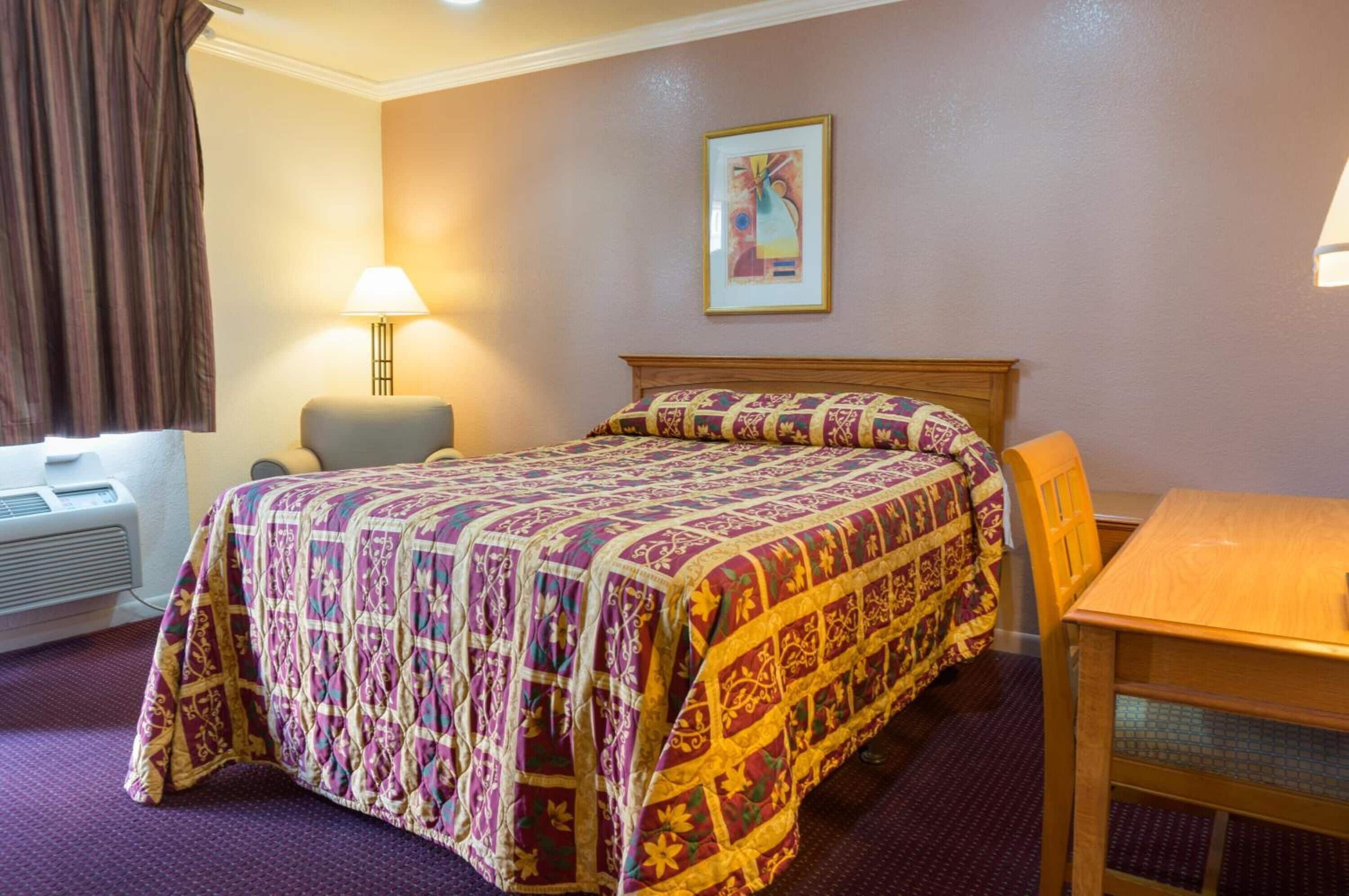 In-room safe, desk, free WiFi