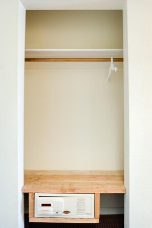 In-room safe, desk, free WiFi