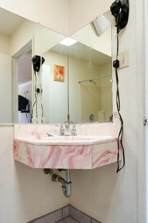 Een bad/douchecombinatie, gratis toiletartikelen, handdoeken