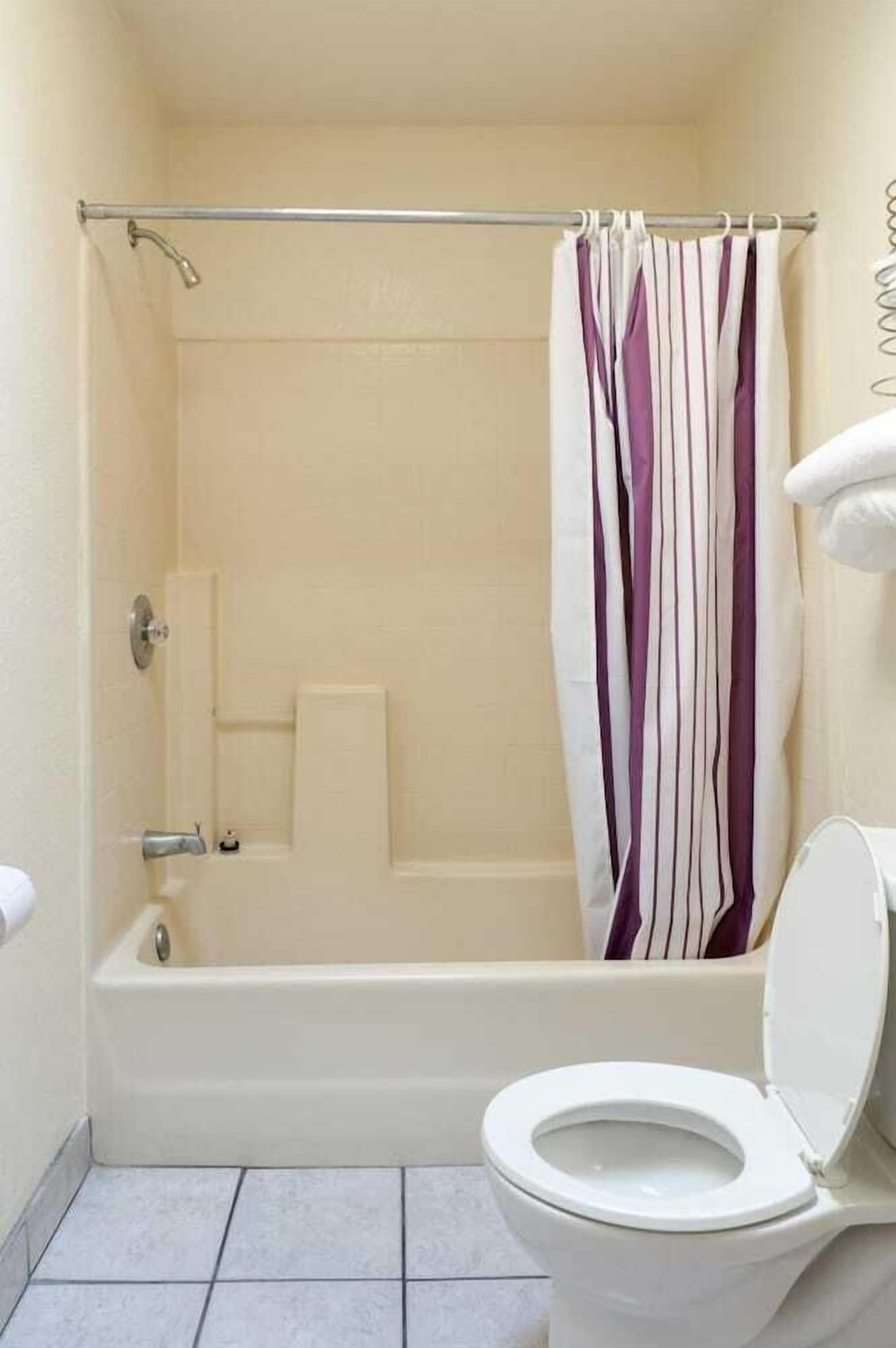 Combined shower/bathtub, free toiletries, towels