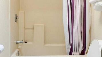 Combined shower/bathtub, free toiletries, towels