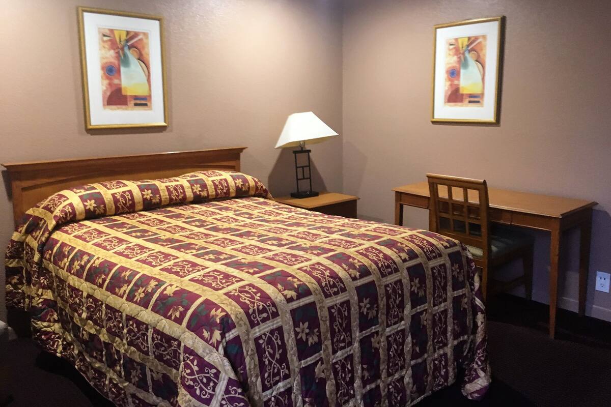 Room, 1 Queen Bed, Microwave | In-room safe, desk, WiFi (free)