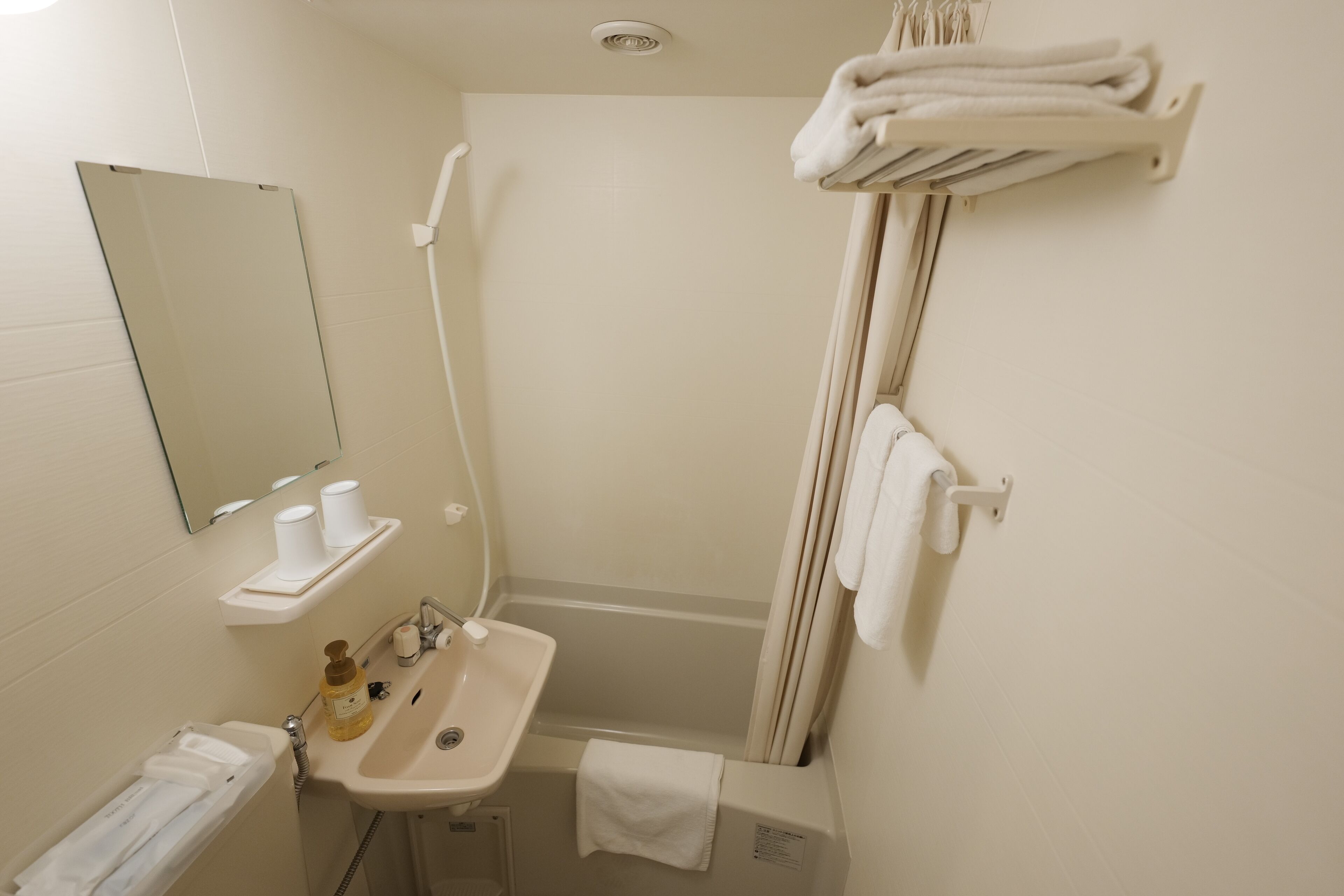 single room, non smoking | bathroom | combined shower/bathtub, deep-soaking bathtub, hair dryer, bathrobes