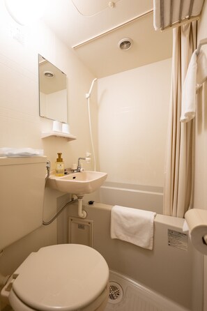 Combined shower/bathtub, deep-soaking bathtub, hair dryer, bathrobes - Hotel Ekichika Nagahoribashi (Osaka)