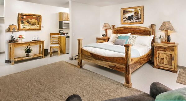 Room, 1 Queen Bed | Premium bedding, down duvets, pillow-top beds, desk - Mat-Su Resort (Wasilla)