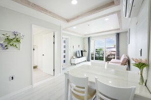 Classic Apartment | Individually decorated, laptop workspace, soundproofing - Sky-tary Pension (Jeju City)