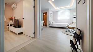 Un dormitorio moderno con cama, escritorio y silla.