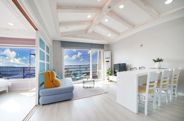 Habitación triple familiar, 2 habitaciones (with 1 Living room, 32 PY) | Área de sala de estar | Televisión de pantalla plana