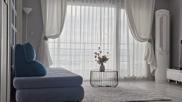 Quarto triplo família, 2 quartos (with 1 Living room, 32 PY) | Área de estar | TV de tela plana