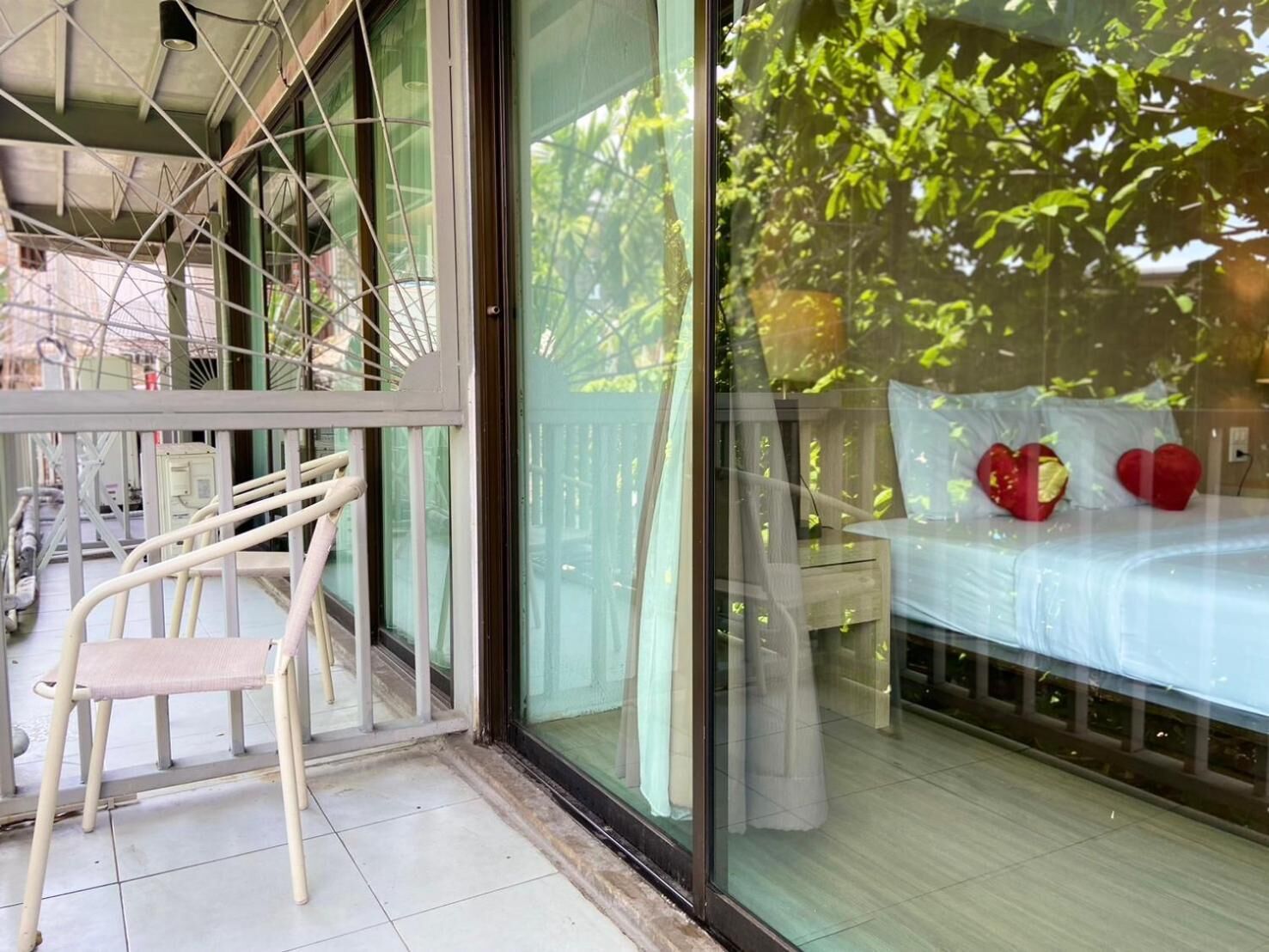 In-room safe, blackout drapes, free WiFi