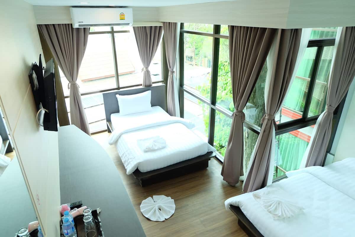 Deluxe Twin Room | Cofres nos quartos, cortinas blackout, Wi-Fi de cortesia