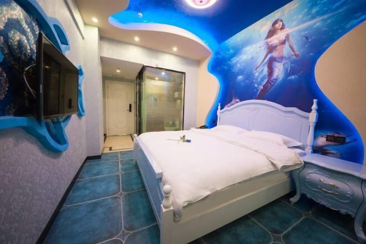 In-room safe, blackout curtains, free WiFi