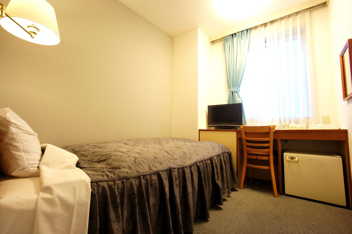 Desk, WiFi (surcharge), bed sheets