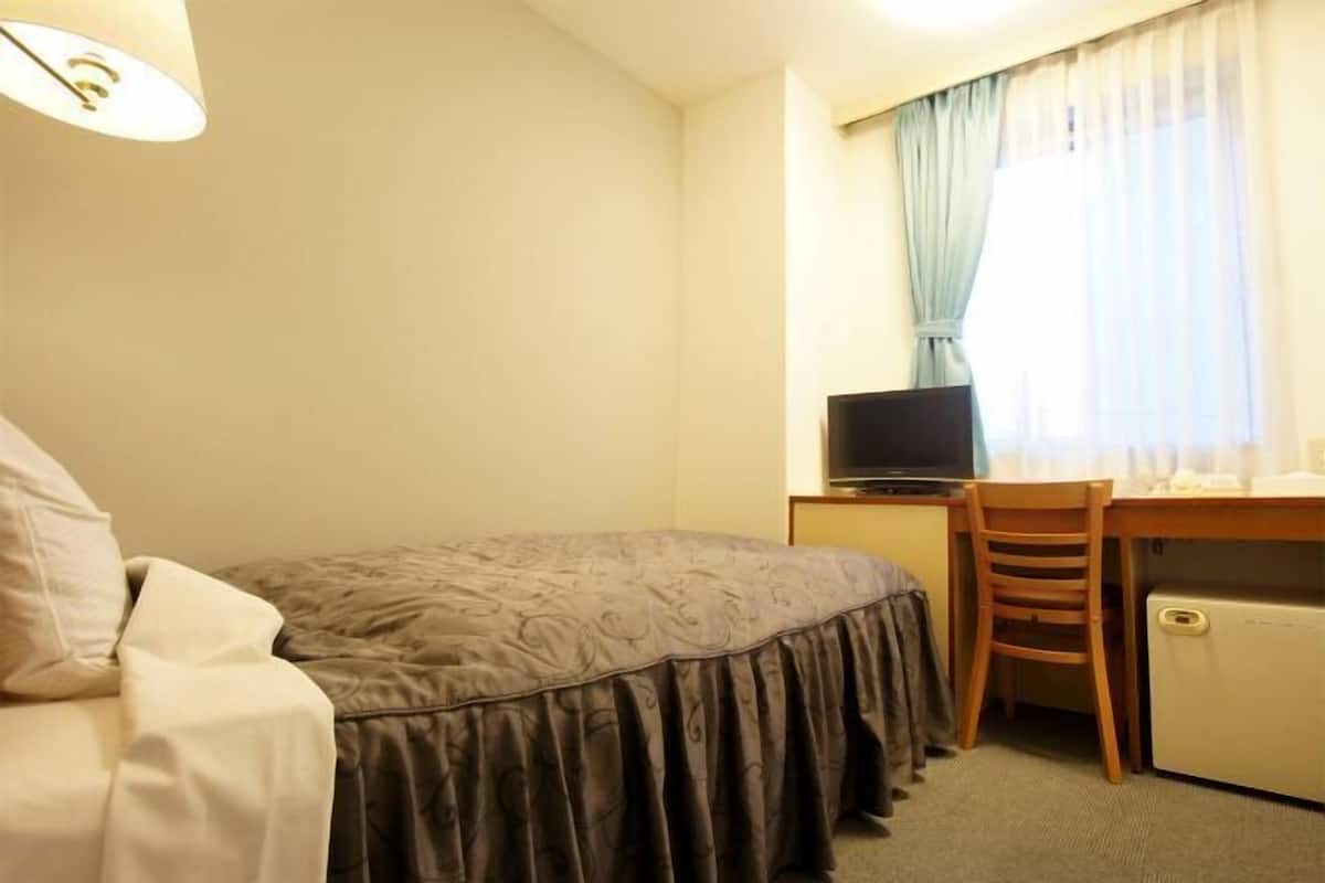 Desk, WiFi, bed sheets