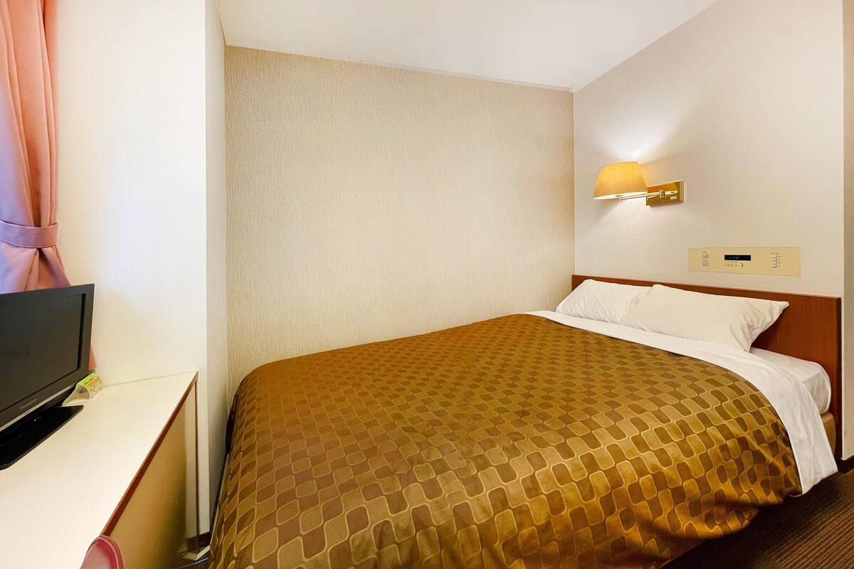 Desk, WiFi (surcharge), bed sheets