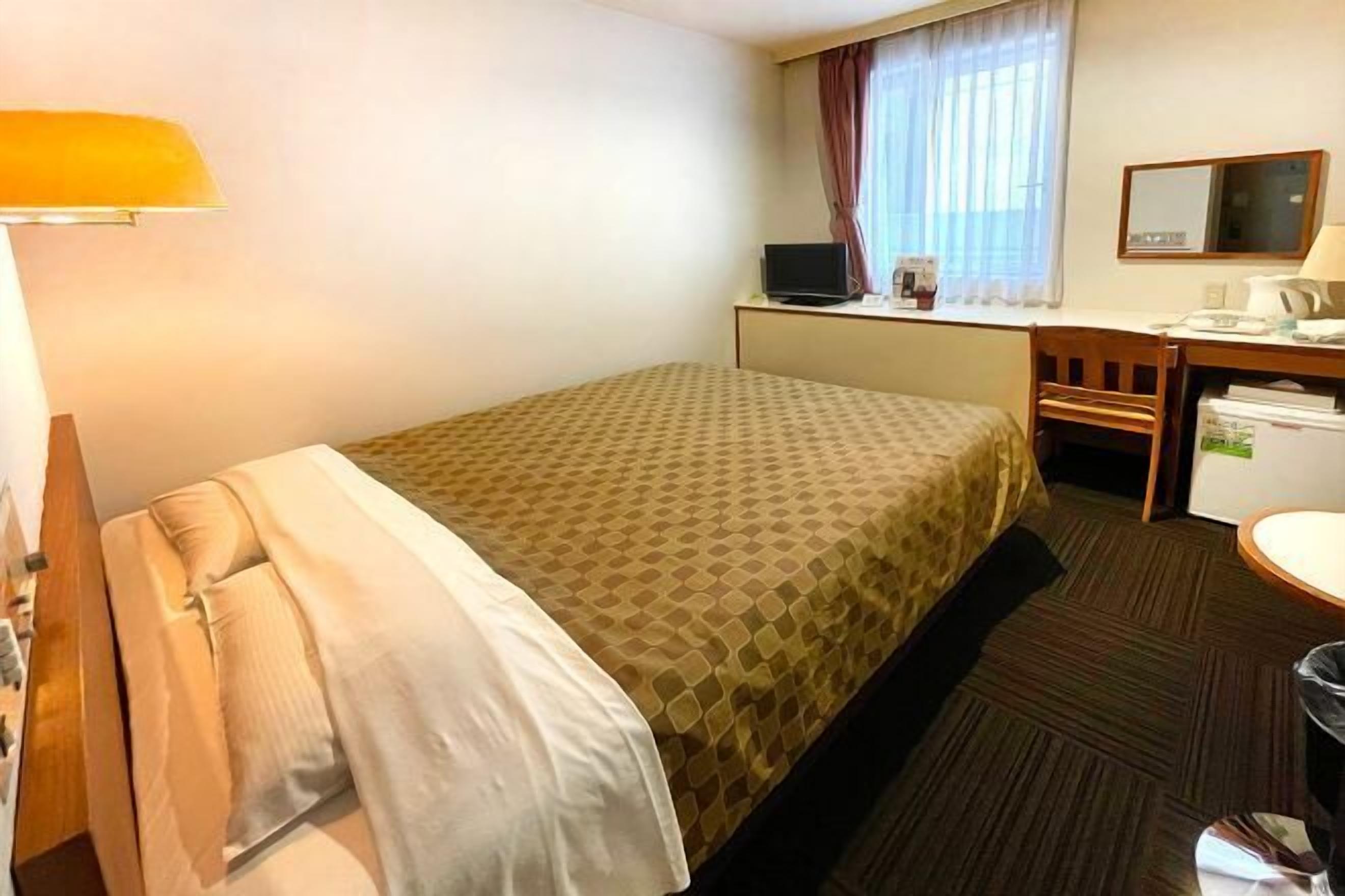 Escritorio, wifi y ropa de cama 