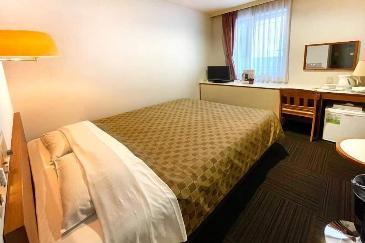 Escritorio, wifi y ropa de cama