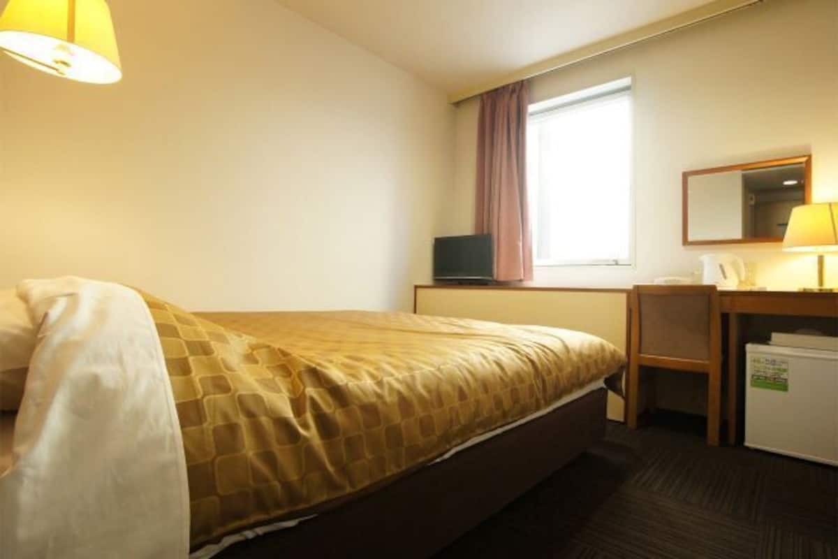 Desk, WiFi, bed sheets