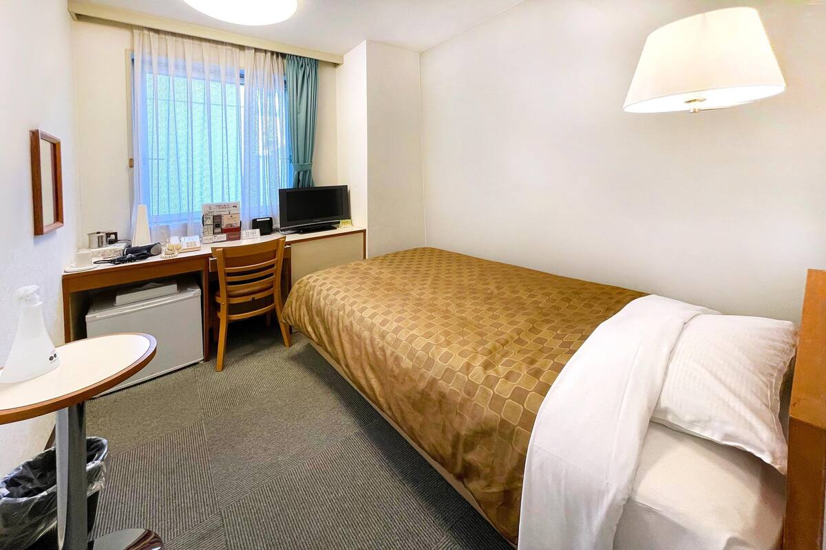 Desk, WiFi (surcharge), bed sheets