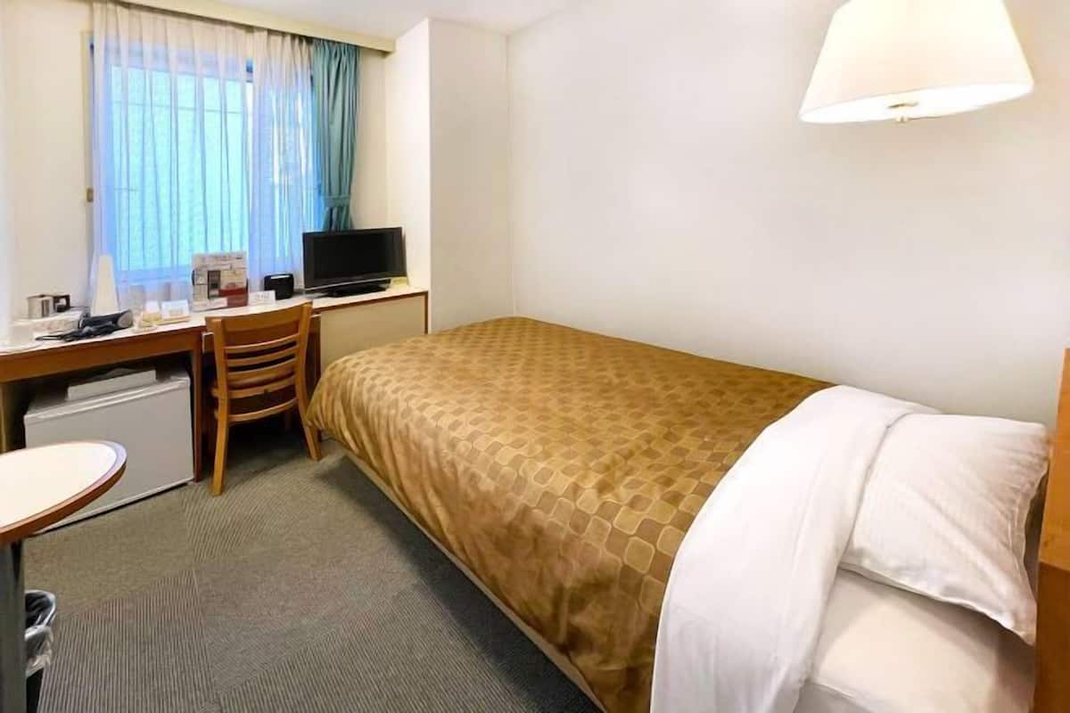 Escritorio, wifi y ropa de cama