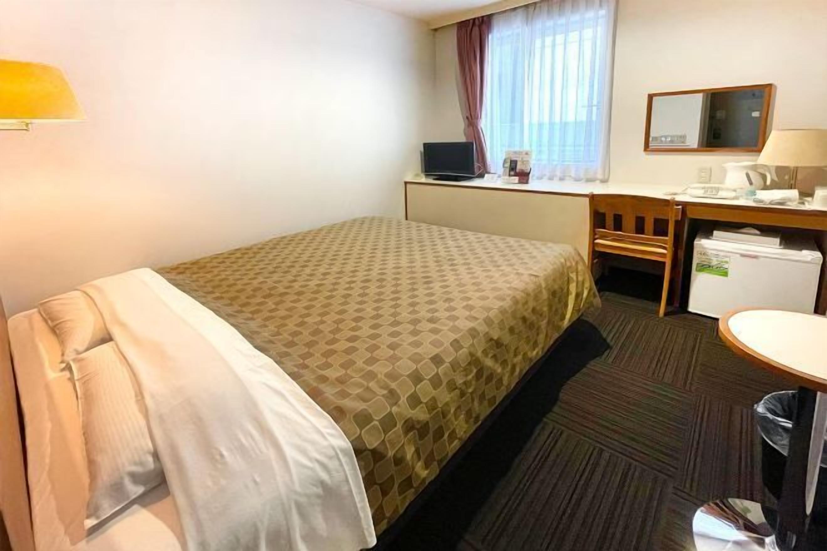 Escritorio, wifi y ropa de cama 