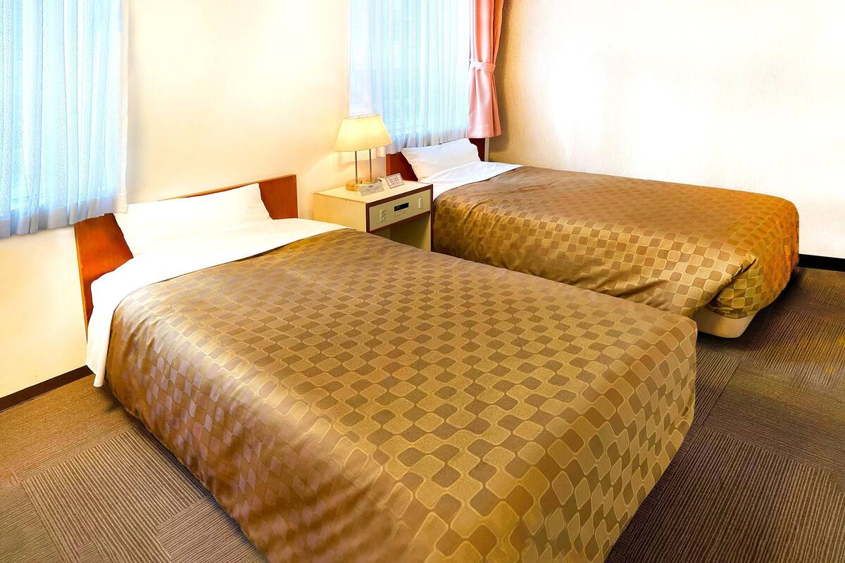 Desk, WiFi (surcharge), bed sheets