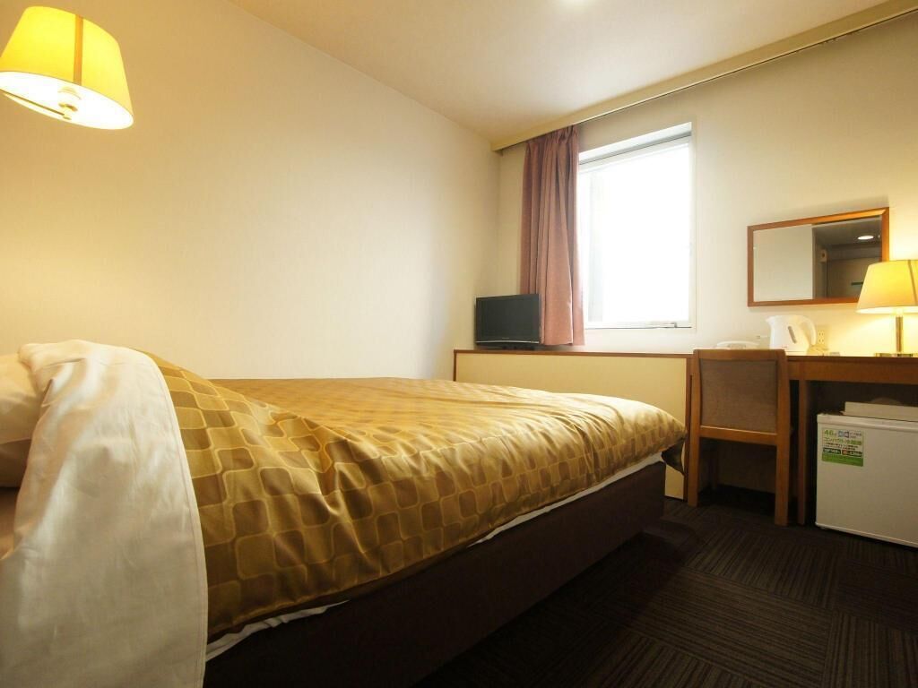 Desk, WiFi, bed sheets