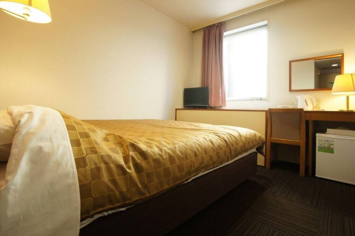 Desk, WiFi, bed sheets