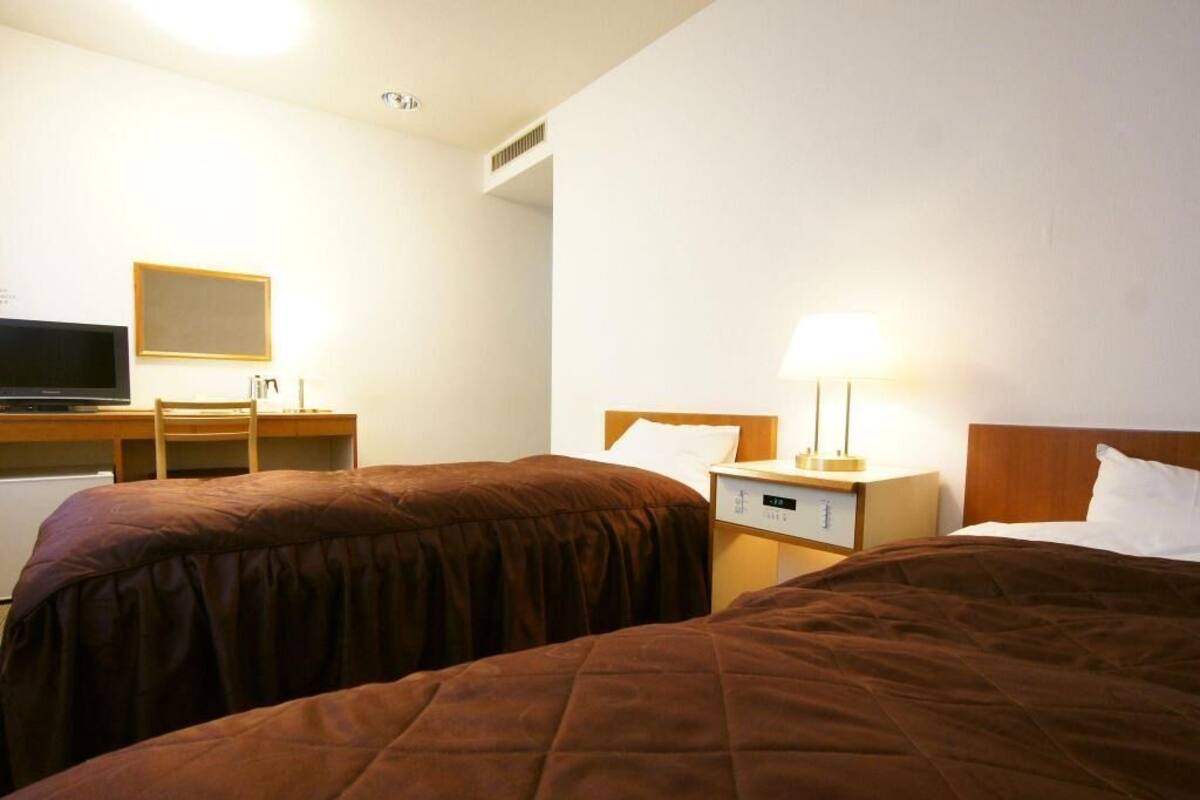 Desk, WiFi, bed sheets