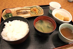 Tägliches Frühstücksbuffet (800 JPY pro Person)