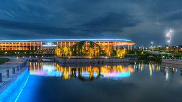 Fachada de la propiedad por la tarde o noche