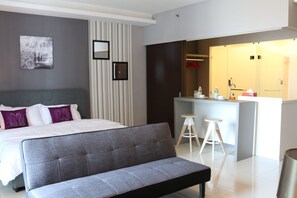 Monolocale Deluxe, 1 letto king, non fumatori, balcone | Una scrivania, ferro/asse da stiro, Wi-Fi gratuito, lenzuola
