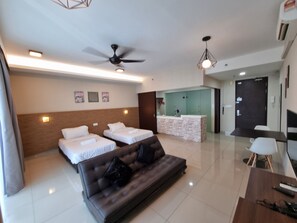 Bureau, fer et planche à repasser, Wi-Fi gratuit, draps fournis