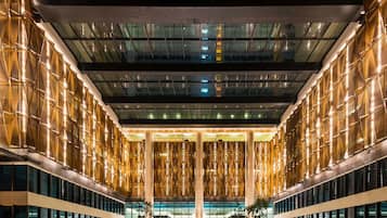 Fachada de la propiedad por la tarde o noche