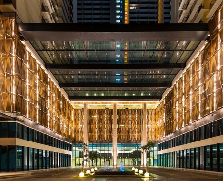 Fachada de la propiedad por la tarde o noche