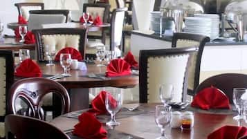 Melayani sarapan dan makan siang dengan sajian masakan internasional