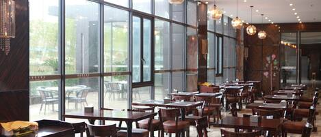 Se sirven desayunos, almuerzos, cenas y cocina china