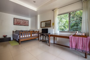 Caja de seguridad en la habitación y escritorio
