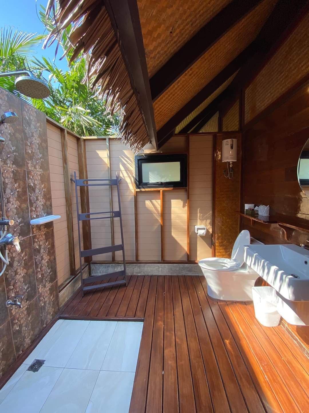 1 Bedroom Seaview | Bathroom | Shower, free toiletries, hair dryer, slippers